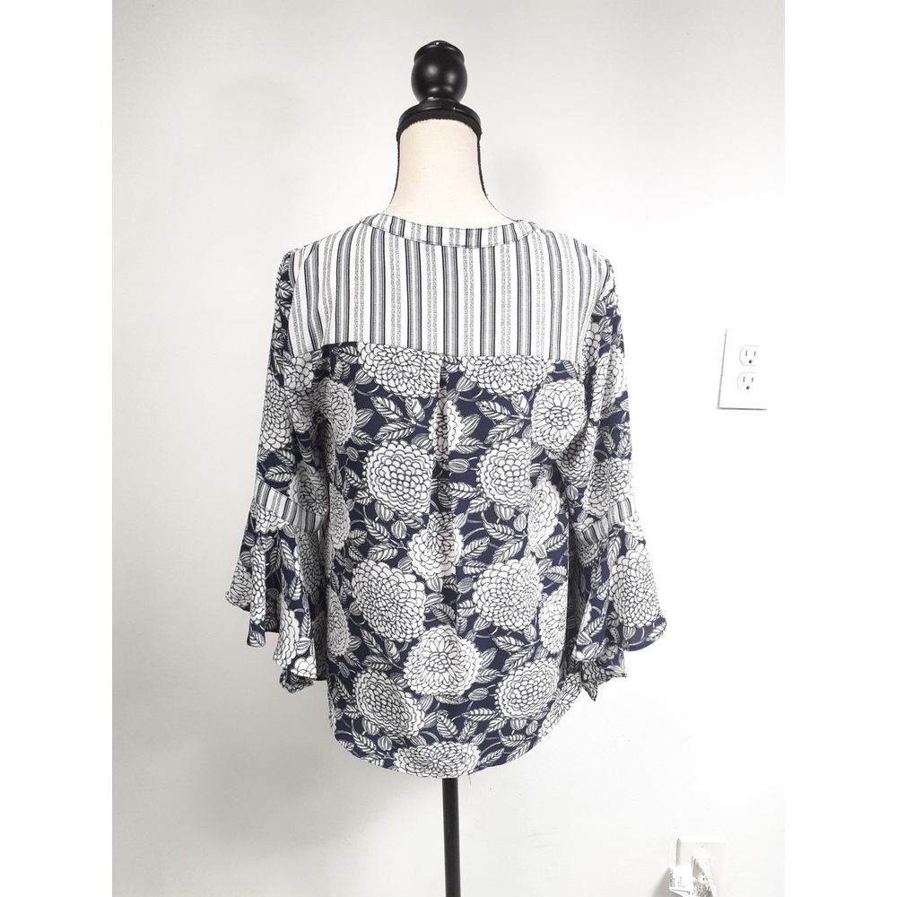 Jodifl Women's Blue and White wrap top size Small * - Picture 6 of 7